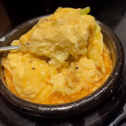 石鍋でふんわりと仕上がった韓国風茶碗蒸しが熱々のまま盛られた、やさしい味わいの一品です