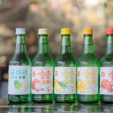 色とりどりのフレーバーソジュがテーブルの上に並び、爽やかな雰囲気が伝わる一枚です